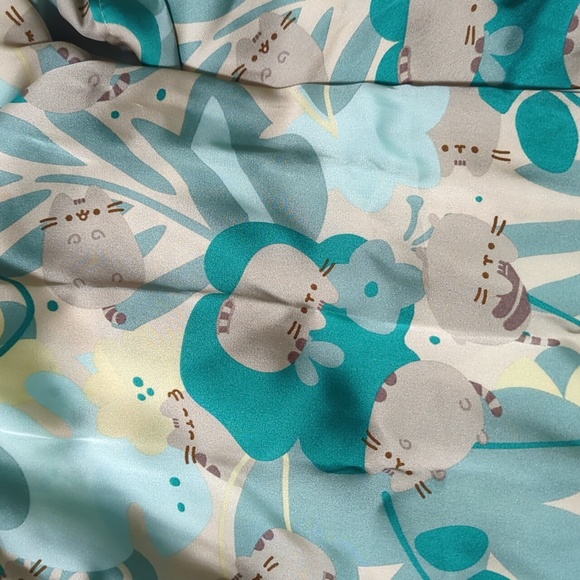 Pusheen Spring Box Robe - Picture 2 of 4